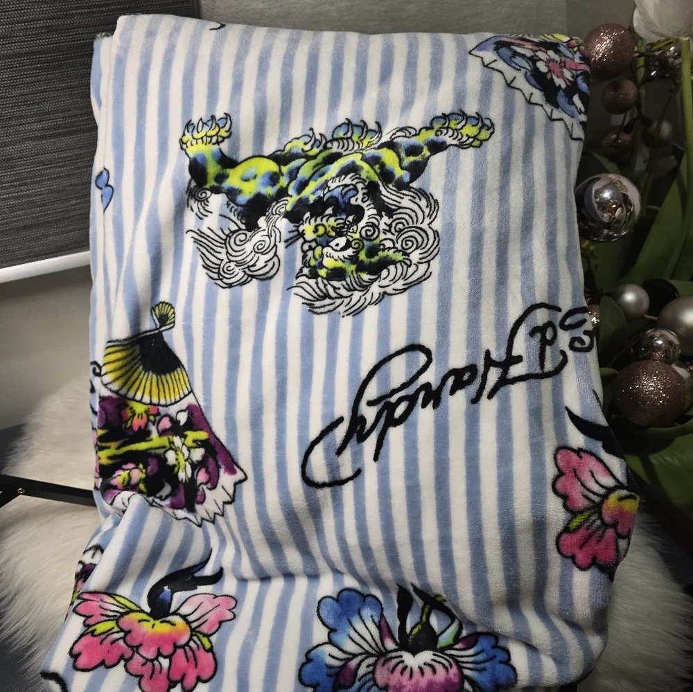 Ed Hardy Twin Printed plush blankiet 60in x 90in new